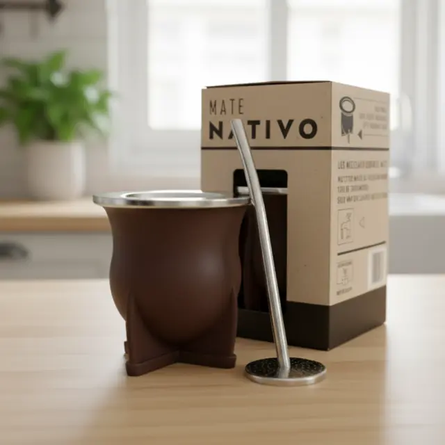Mate camionero negro pvc con virola de acero con bombilla saca yerba y caja