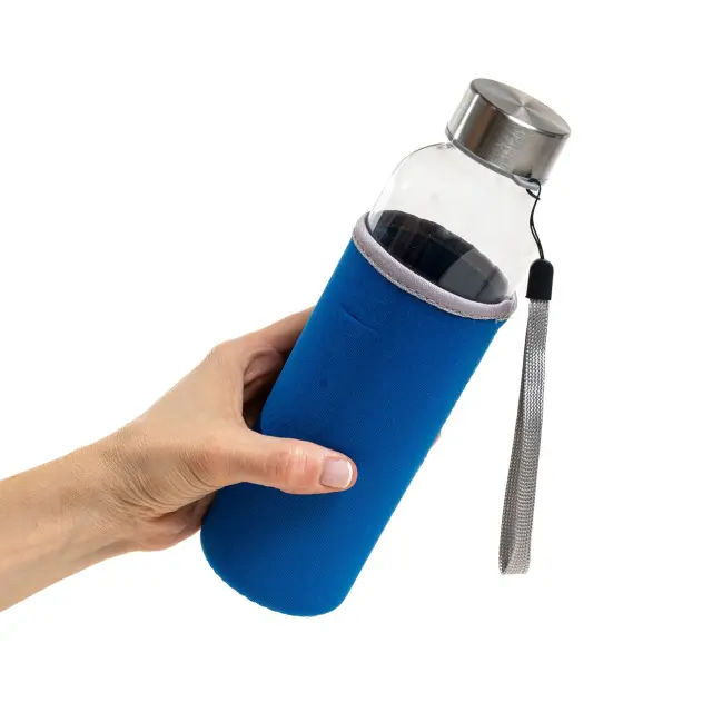 Botella con funda