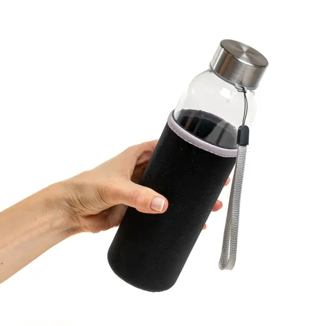 Botella con funda