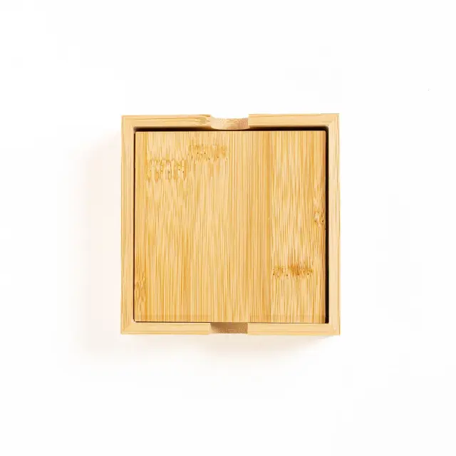 Set de 4 portavasos con base en bamboo.