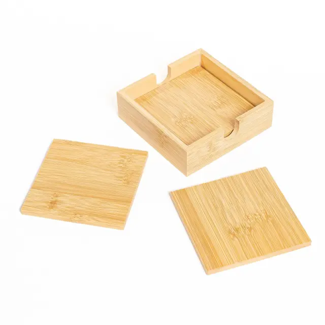 Set de 4 portavasos con base en bamboo.