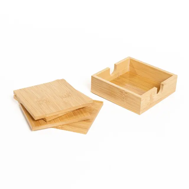 Set de 4 portavasos con base en bamboo.