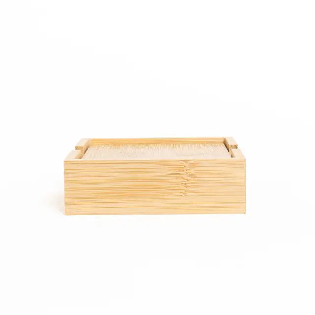 Set de 4 portavasos con base en bamboo.